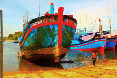 Thuê thợ máy vượt biển sửa tàu cá đang thả trôi