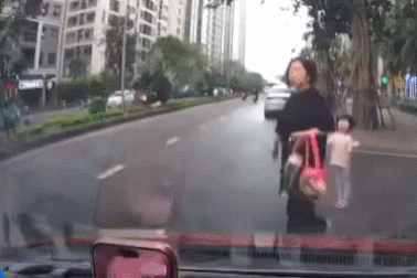 Clip “sự bất cẩn của người lớn khiến bé gái gặp nạn” nổi bật tuần qua