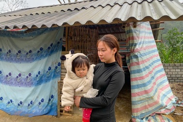 Lặng người chứng kiến cảnh 3 thế hệ sống lay lắt trong lán tre tồi tàn