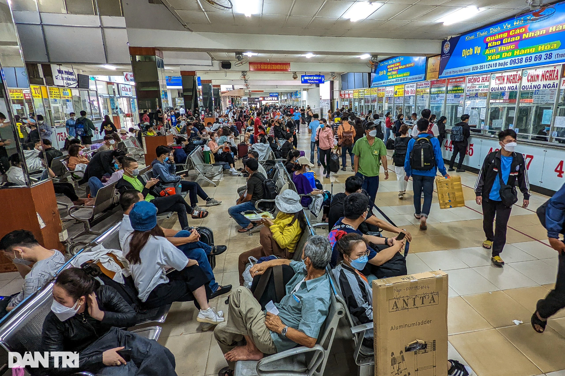 Dòng người dài 2km dầm mưa, len lỏi trong ùn tắc rời TPHCM về quê nghỉ lễ - 6 Dòng người dài 2km dầm mưa, len lỏi trong ùn tắc rời TPHCM về quê nghỉ lễ - 6