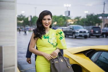 Nguyễn Hồng Nhung thanh lịch với váy vàng rực