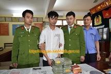 Bắt đối tượng vận chuyển 12 bánh heroin đi tiêu thụ