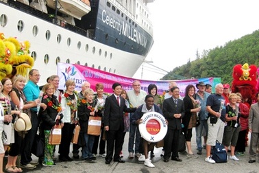 Hơn 2.000 khách quốc tế trên tàu du lịch 5 sao "xông đất" Huế 