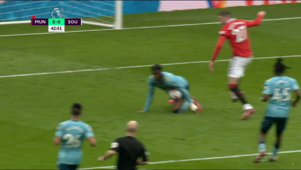 Tranh cãi gay gắt tình huống Man Utd bị xử ép, mất phạt đền khó hiểu - 1 Tranh cãi gay gắt tình huống Man Utd bị xử ép, mất phạt đền khó hiểu - 1