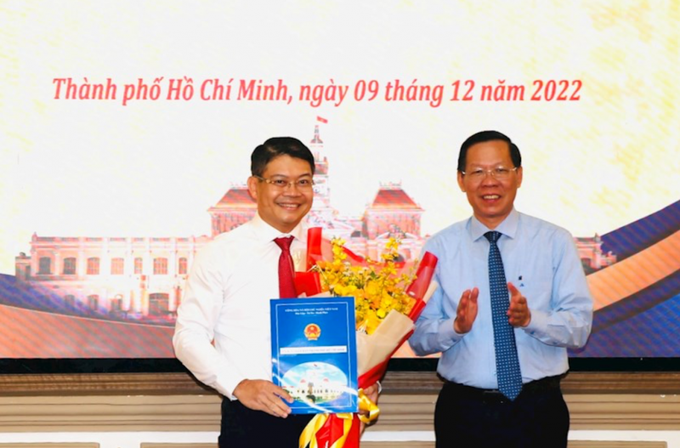 Chủ tịch UBND TP.HCM Phan Văn Mãi trao quyết định cho ông Nguyễn Thành Lợi.