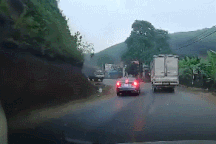 Vượt ẩu tại đường cua khuất tầm nhìn, tài xế ô tô lĩnh bài học nhớ đời