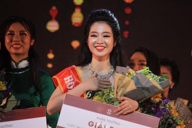 Xem nữ sinh Ngoại giao trổ tài “bắn” tiếng Anh trong cuộc thi Hoa khôi