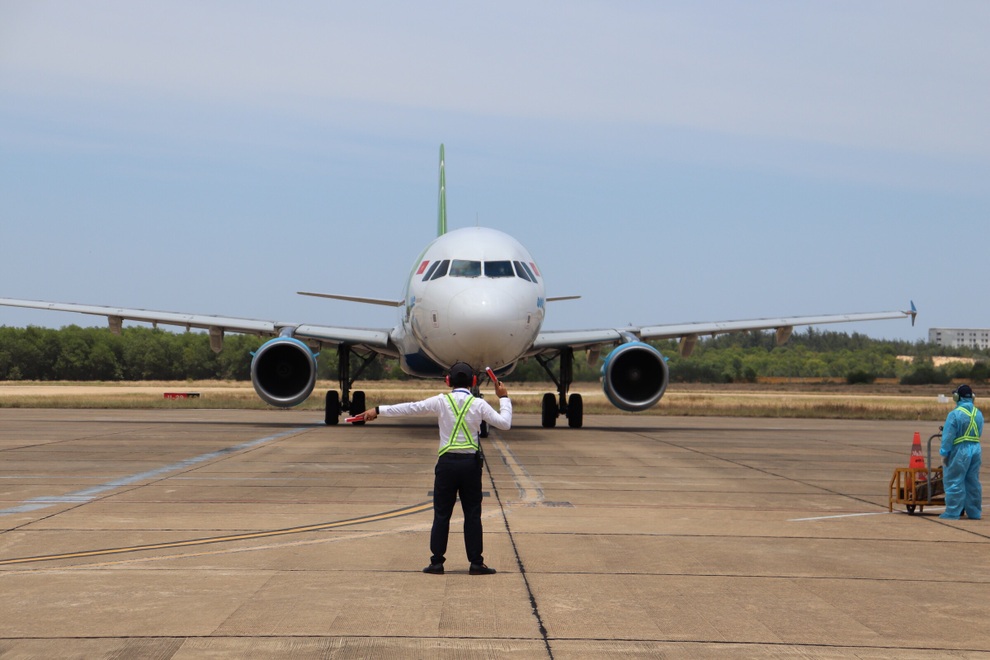 Hai chuyến bay đặc biệt đưa bà bầu và trẻ em về quê tránh dịch - 1 Hai chuyến bay đặc biệt đưa bà bầu và trẻ em về quê tránh dịch - 1