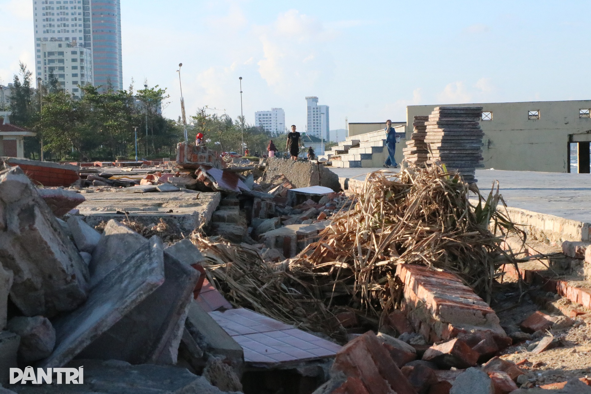 Quảng trường biển tan tác sau bão Bualoi - 6 Quảng trường biển tan tác sau bão Bualoi - 6