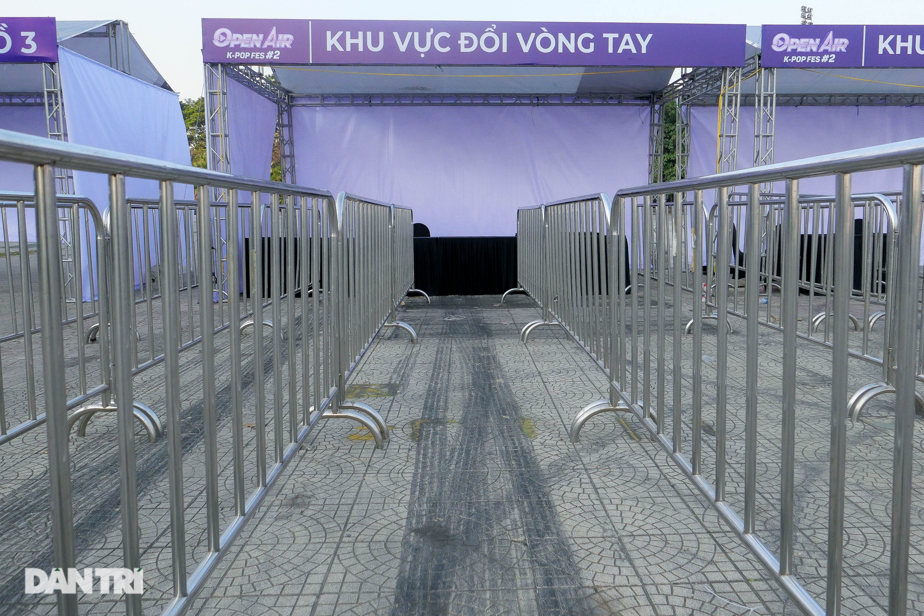 កម្មវិធី K-pop ត្រូវបានលុបចោល៖ កម្មករបានរុះរើប្រព័ន្ធសំឡេង និងភ្លើងយ៉ាងលឿន - ១១ Hủy show K-pop: Công nhân vội tháo dỡ hệ thống âm thanh, ánh sáng - 11