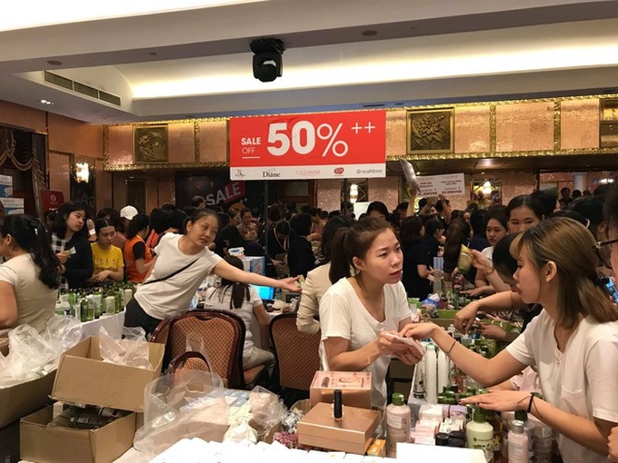 Người dân chen nhau như “kiến vỡ tổ” săn hàng hiệu giảm giá tại Hà Nội - Ảnh 10. Người dân chen nhau như “kiến vỡ tổ” săn hàng hiệu giảm giá tại Hà Nội - Ảnh 10.