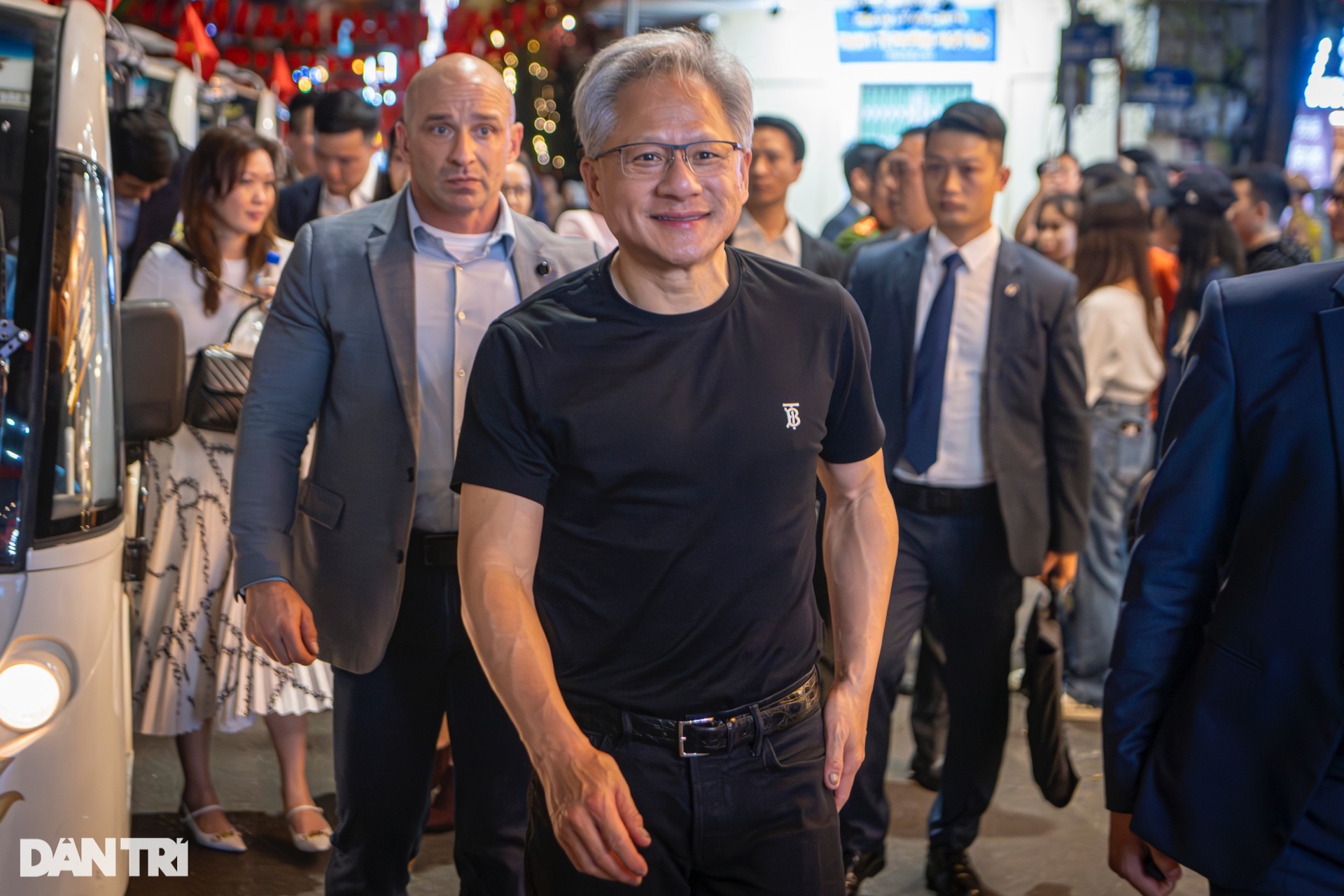 Thủ tướng Phạm Minh Chính và CEO Nvidia thưởng thức bia phố cổ Hà Nội - 2 Thủ tướng Phạm Minh Chính và CEO Nvidia thưởng thức bia phố cổ Hà Nội - 2