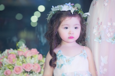 Mới 3 tuổi, con gái Elly Trần mặt lạnh như “siêu mẫu” lần đầu catwalk