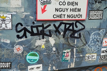 Hà Nội: Hàng loạt bốt điện quanh hồ Gươm bị bôi bẩn