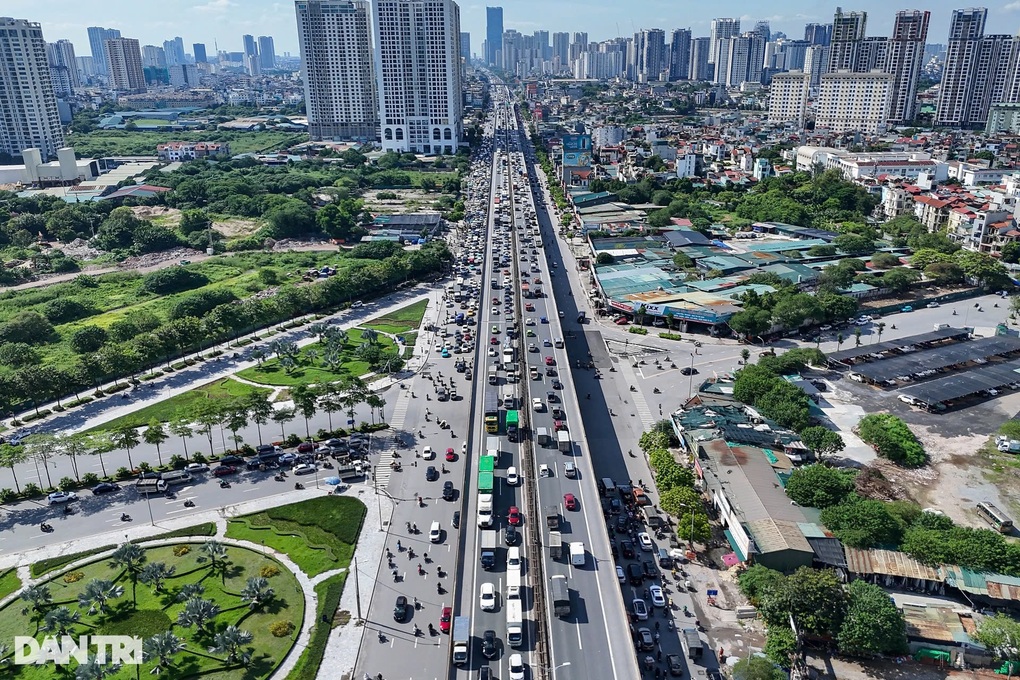 Hà Nội lý giải việc đường phố ùn tắc nghiêm trọng, đèn đang đỏ nhảy xanh - 1