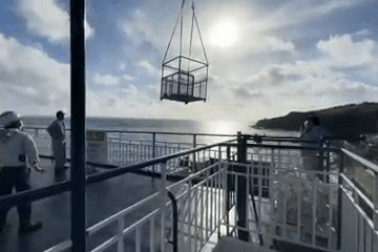 Du khách kể trải nghiệm "đáng sợ" ngồi ở cần cẩu công nghiệp ra đảo chơi