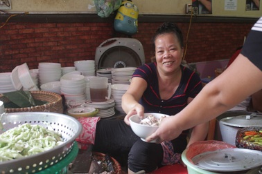 Quán “bún chửi” đông khách gấp đôi, bà chủ hứa kiềm chế