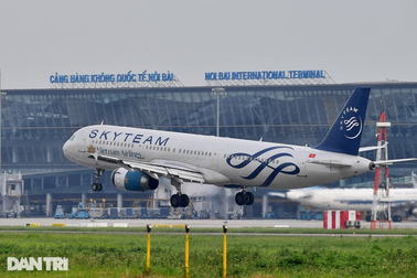 Tại sao phải kéo tấm che cửa sổ, gấp bàn ăn khi máy bay cất- hạ cánh?