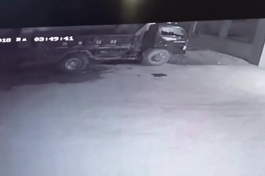 Kẻ lạ mặt táo tợn đốt xe một gia đình ở Định Bình