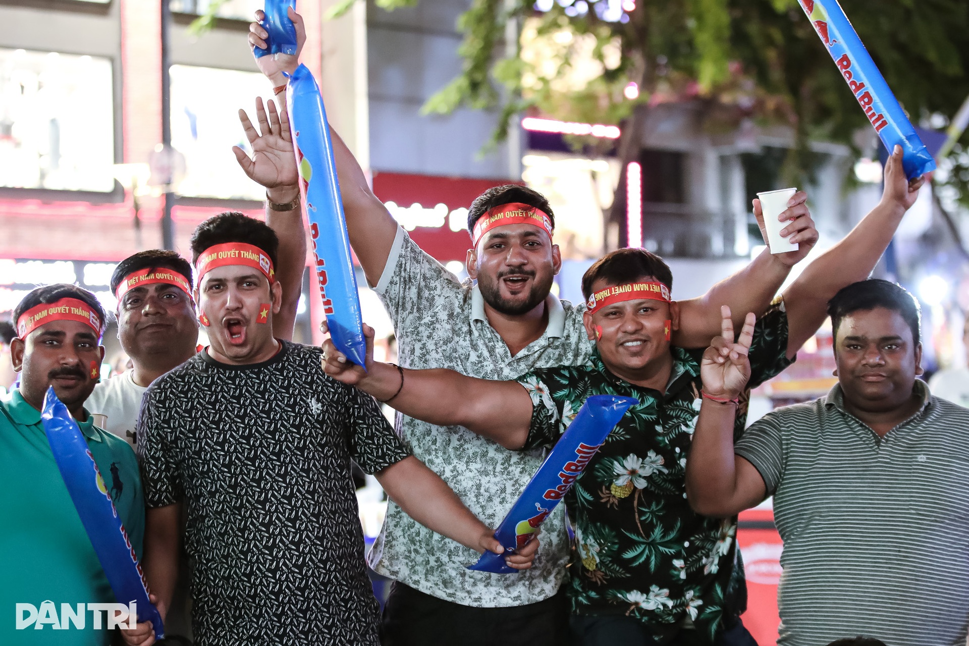 Người dân TPHCM vỡ òa khi tuyển nữ Việt Nam giành HCV SEA Games - 5 Người dân TPHCM vỡ òa khi tuyển nữ Việt Nam giành HCV SEA Games - 5