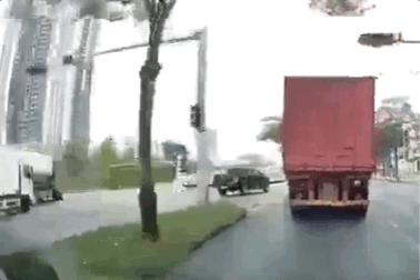 Xe bán tải "toác đầu" vì tranh đường với xe container