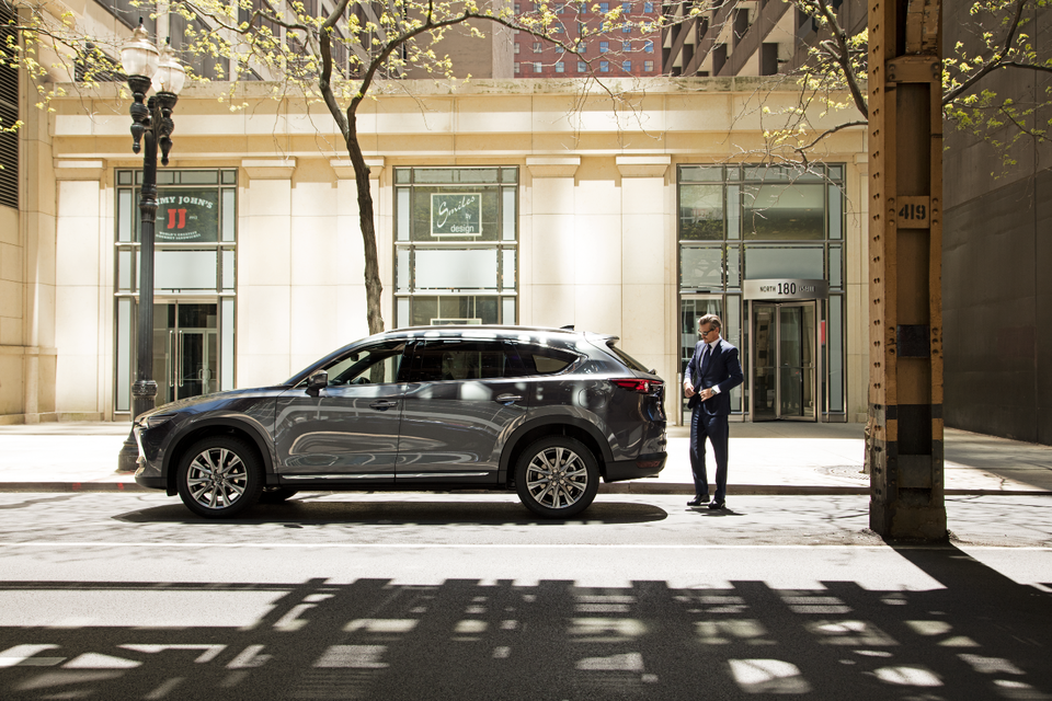 Mazda CX-8 giảm giá niêm yết, thách thức nhiều mẫu xe gầm cao - 1