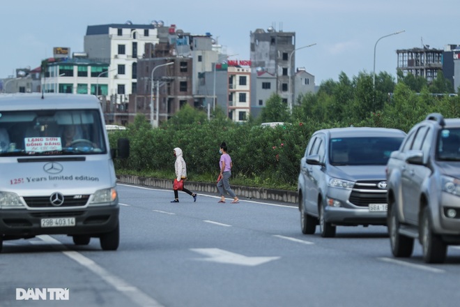 Hàng trăm công nhân ùn ùn băng ngang cao tốc Hà Nội - Bắc Giang - 3 Hàng trăm công nhân ùn ùn băng ngang cao tốc Hà Nội - Bắc Giang - 3