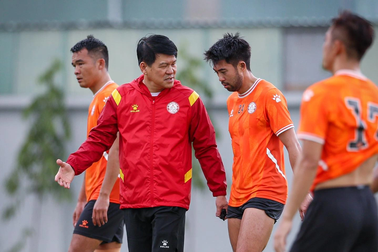 HLV Vũ Tiến Thành ra mắt, "bắt mạch" điểm yếu của CLB TPHCM