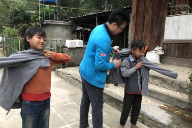 100 em nhỏ vùng biên giới Nghệ An được báo Dân trí tặng áo ấm giữa những ngày đông