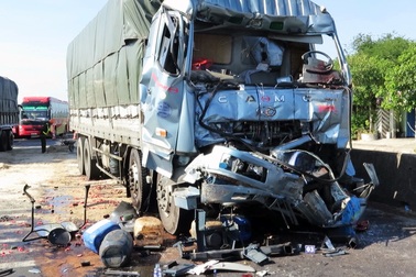 Tông vào xe tải đang chờ đèn đỏ, 2 người thương vong