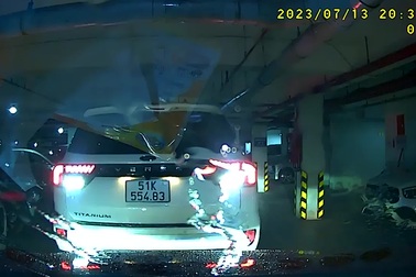 Tài xế lùi xe bất cẩn trong hầm gây va chạm cho xe đi phía sau