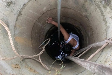 Công an cứu cụ bà 88 tuổi rơi xuống giếng sâu