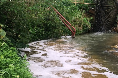 Phát hiện doanh nghiệp chôn ống ngầm xả thải ra sông