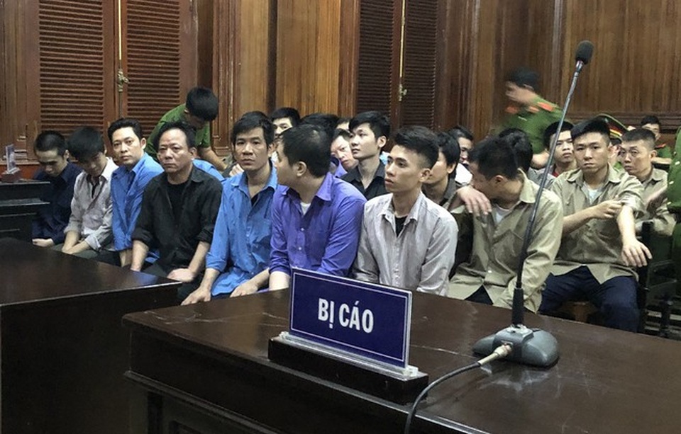 Chiều khách hết mình, từ giám đốc tới tạp vụ cùng lãnh án - 1 Chiều khách hết mình, từ giám đốc tới tạp vụ cùng lãnh án - 1