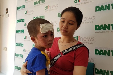 Người mẹ bế "ngọn đuốc" hôm nào đến báo Dân trí tiếp tục gieo mầm nhân ái