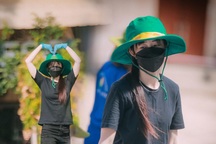 "Hot girl làng võ" Châu Tuyết Vân đội nắng làm tình nguyện viên ở tâm dịch