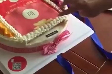 Bánh sinh nhật nhả ra tiền con dâu làm tặng mẹ chồng