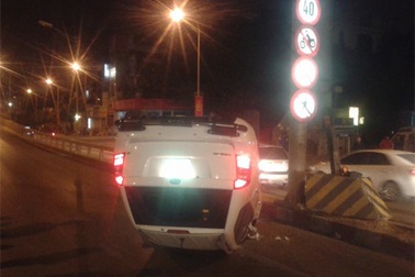 Ô tô lật ngửa sau cú tông dải phân cách