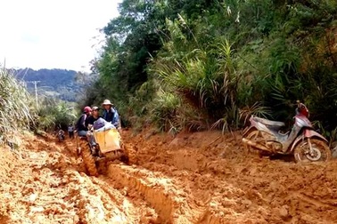 Thêm một nơi có cảnh giáo viên “tắm bùn”