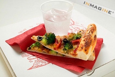 Uống 1 ly nước to sau khi ăn fast-food