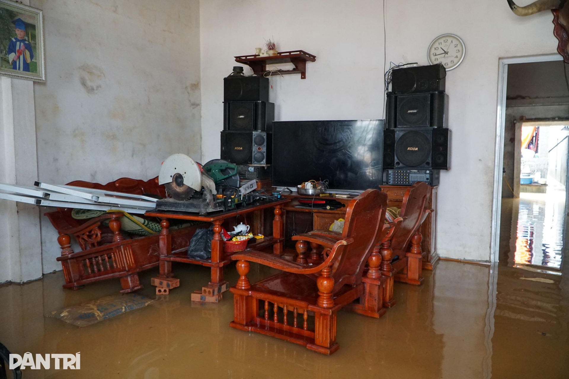 Lũ dâng nhanh, vợ chồng bất lực nhìn tài sản chìm trong biển nước - 5 Lũ dâng nhanh, vợ chồng bất lực nhìn tài sản chìm trong biển nước - 5