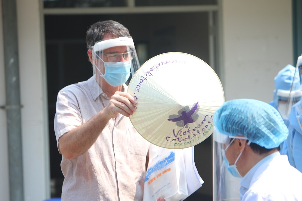 Huế chữa trị thành công, cho ra viện bệnh nhân mắc Covid-19 đầu tiên - 7 Huế chữa trị thành công, cho ra viện bệnh nhân mắc Covid-19 đầu tiên - 7