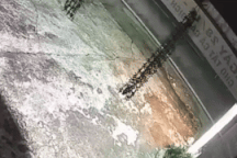 Người phụ nữ đi bộ bên đường bị xe máy tông, ngã lộn nhiều vòng