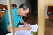 Thí sinh 53 tuổi dự thi tốt nghiệp THPT với đôi tay khiếm khuyết