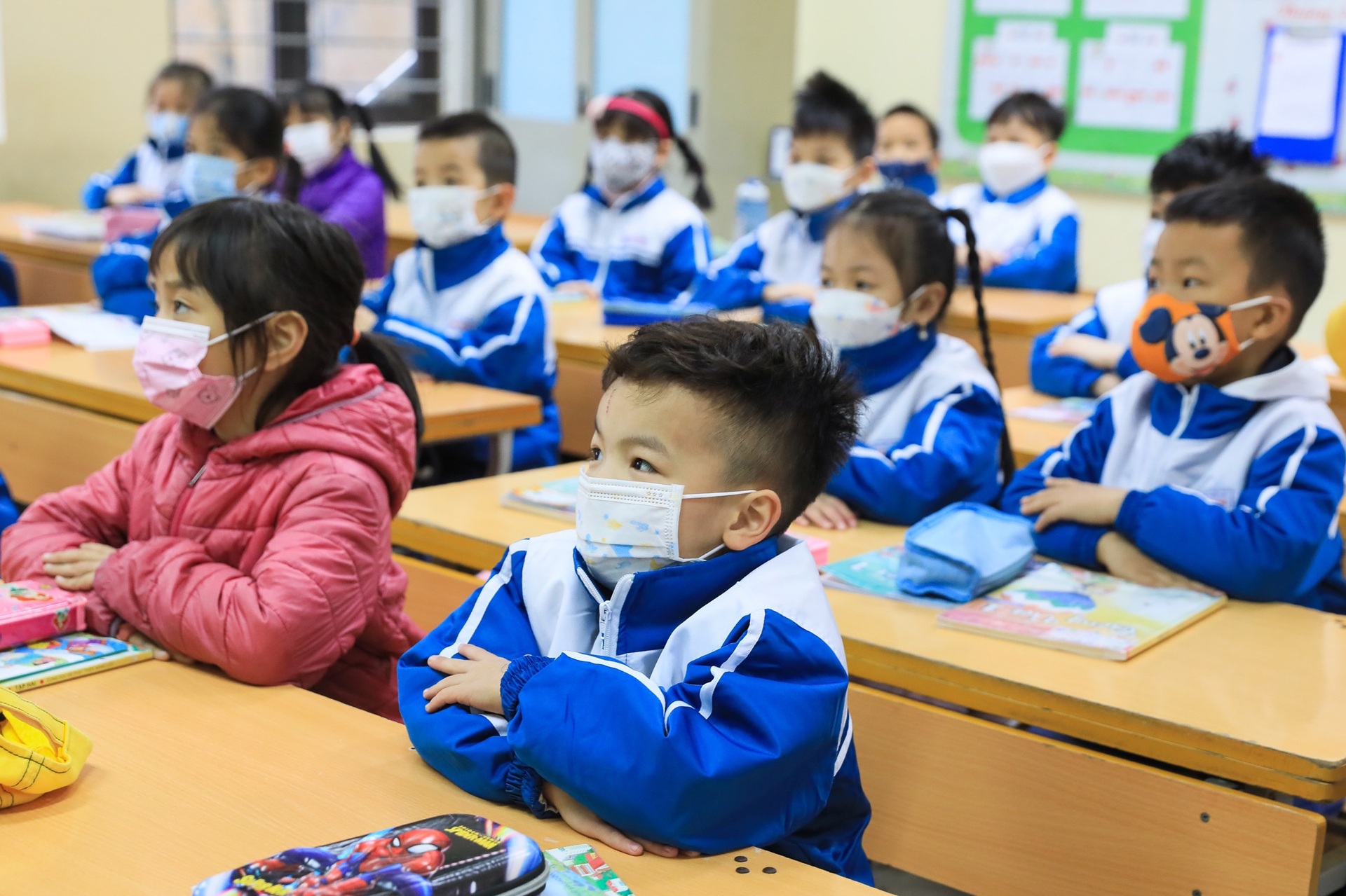 Học sinh lớp 1-6 các huyện ở Hà Nội đội mưa rét trở lại trường sau 10 tháng - 16 Học sinh lớp 1-6 các huyện ở Hà Nội đội mưa rét trở lại trường sau 10 tháng - 16