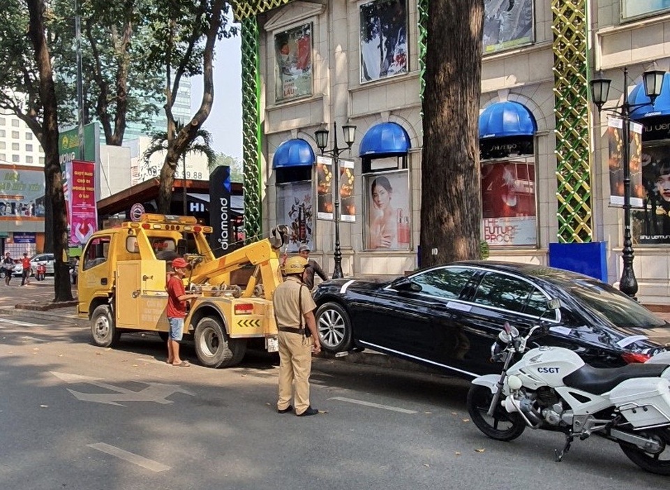 Hàng trăm ô tô cùng bị xử phạt ở trung tâm Sài Gòn - 3 Hàng trăm ô tô cùng bị xử phạt ở trung tâm Sài Gòn - 3