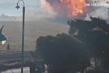 Khoảnh khắc máy bay Hàn Quốc hạ cánh xuống đường băng rồi nổ tung