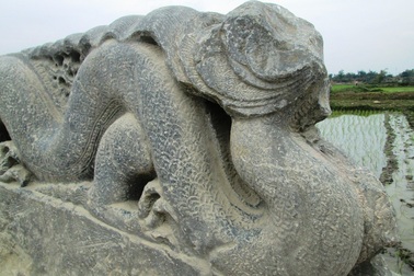 Bí ẩn đôi rồng đá mất đầu ở Thành Nhà Hồ