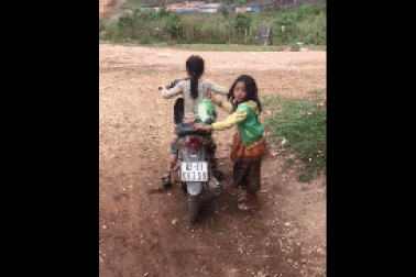 Giật mình cảnh hai em nhỏ “phối hợp” để đi xe máy