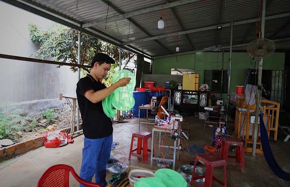 Kỹ sư 9x chế máy sản xuất bẫy ruồi, tạo việc làm cho nhiều người - 1 Kỹ sư 9x chế máy sản xuất bẫy ruồi, tạo việc làm cho nhiều người - 1